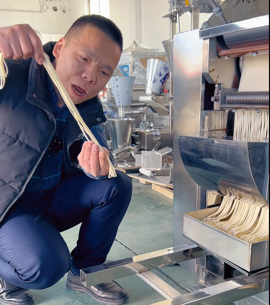 老鐵突襲駕到，面條機(jī)手把手教新手搞定筋道面食